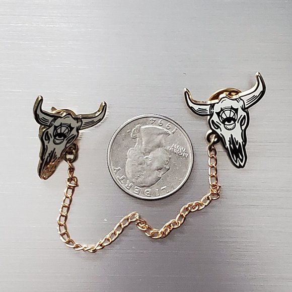 Cow skull chained collar enamel pin - Picture 5 of 5